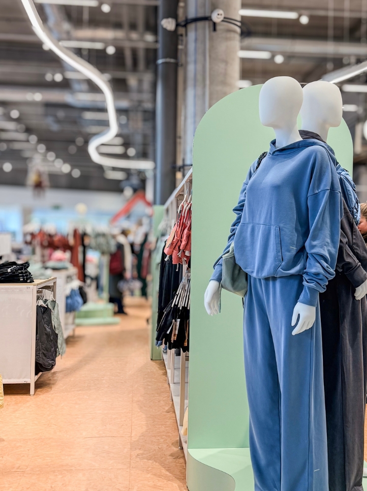 Allée et mobilier arrondi vert sauge du corner Ekstract chez Kiabi