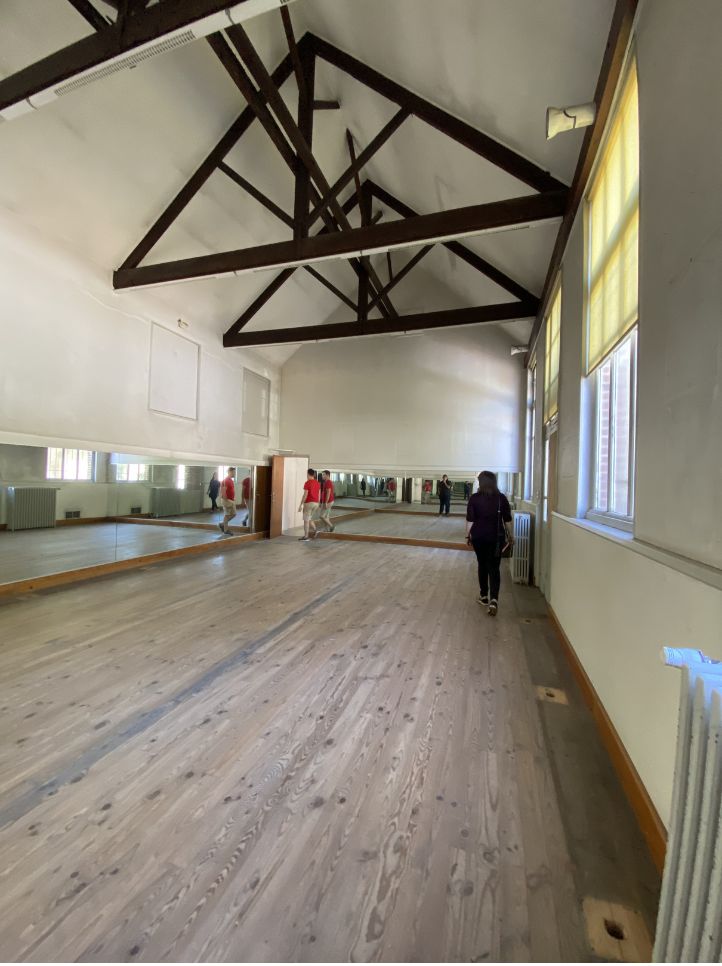 Ancienne salle de danse avec charpente apparente avant sa transformation en maison médicale à Faches-Thumesnil