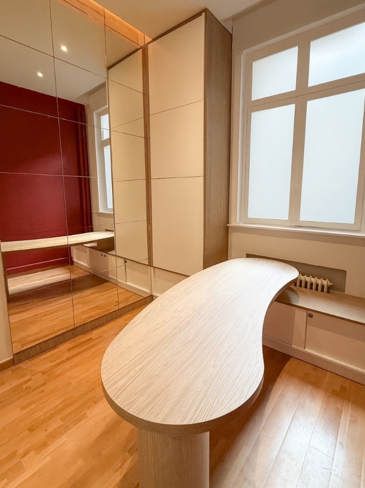 Bureau sur mesure en bois aux lignes organiques, cabinet de gestion de patrimoine Vieux Lille
