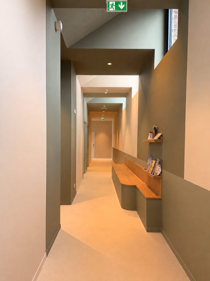 Couloir aux plafonds vert sauge et banquette en bois dans une maison médicale à Faches-Thumesnil