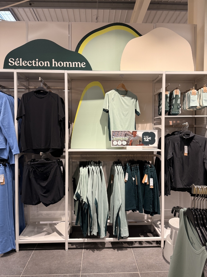 Enseigne et rayonnage Ekstract avec sélection homme dans un magasin Kiabi