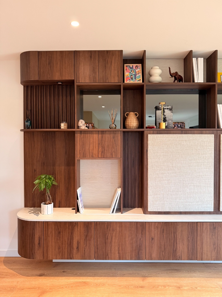 Meuble TV sur mesure avec façades en tissu et structure en noyer à Fleurbaix