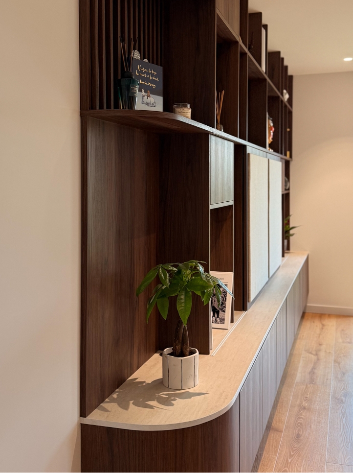 Détail des cannelures et niches en bois du meuble TV sur mesure à Fleurbaix