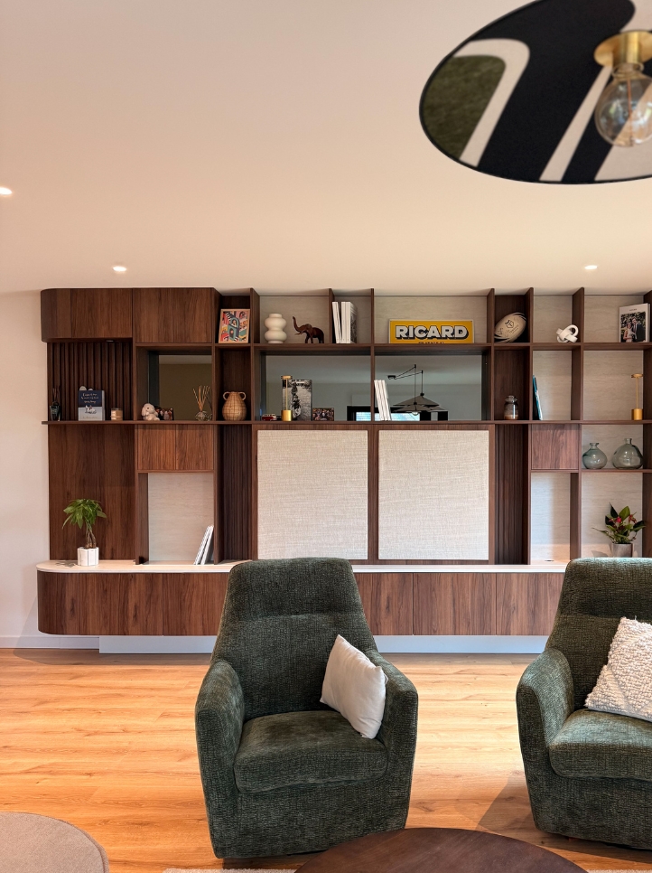 Meuble TV sur mesure avec façades en tissu et structure en noyer à Fleurbaix