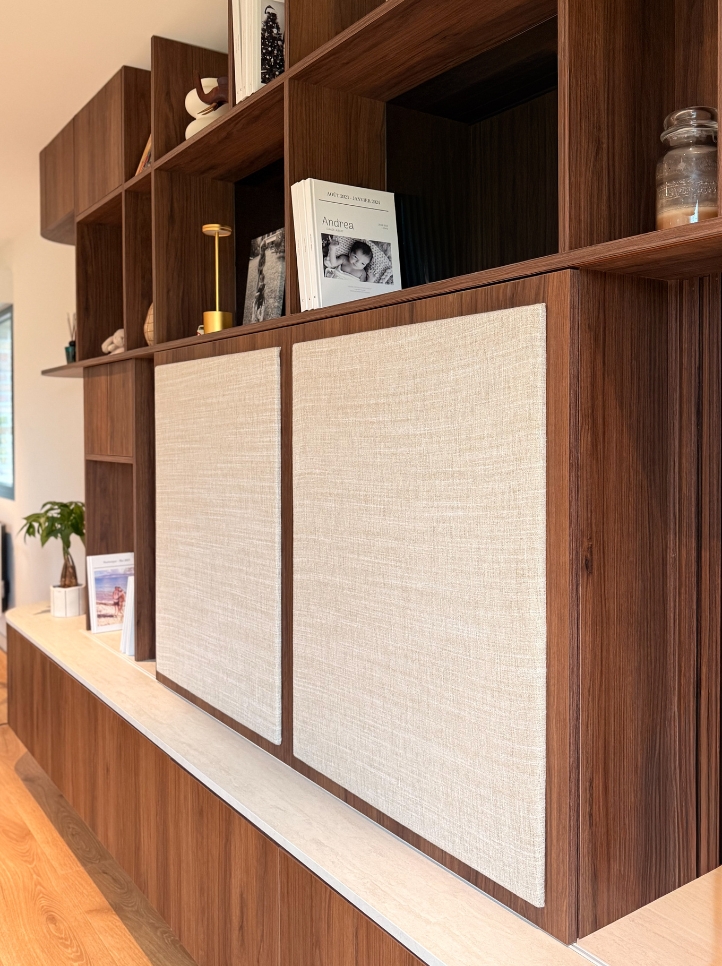 Niches de rangement et bibliothèque intégrée au meuble TV sur mesure à Fleurbaix