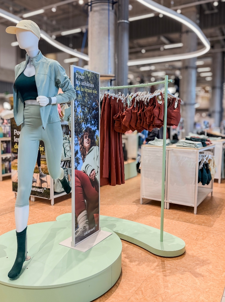 Présentoir de marque et portants de vêtements dans le corner Ekstract chez Kiabi