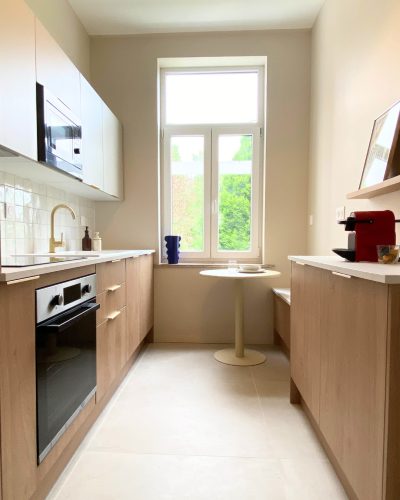 Vue d'ensemble d'une cuisine pour un Airbnb à Lille