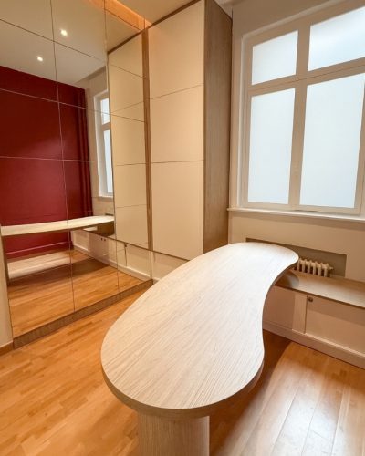 Bureau sur mesure en bois aux lignes organiques, cabinet de gestion de patrimoine Vieux Lille