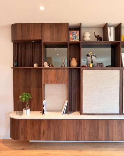 Meuble TV sur mesure avec façades en tissu et structure en noyer à Fleurbaix
